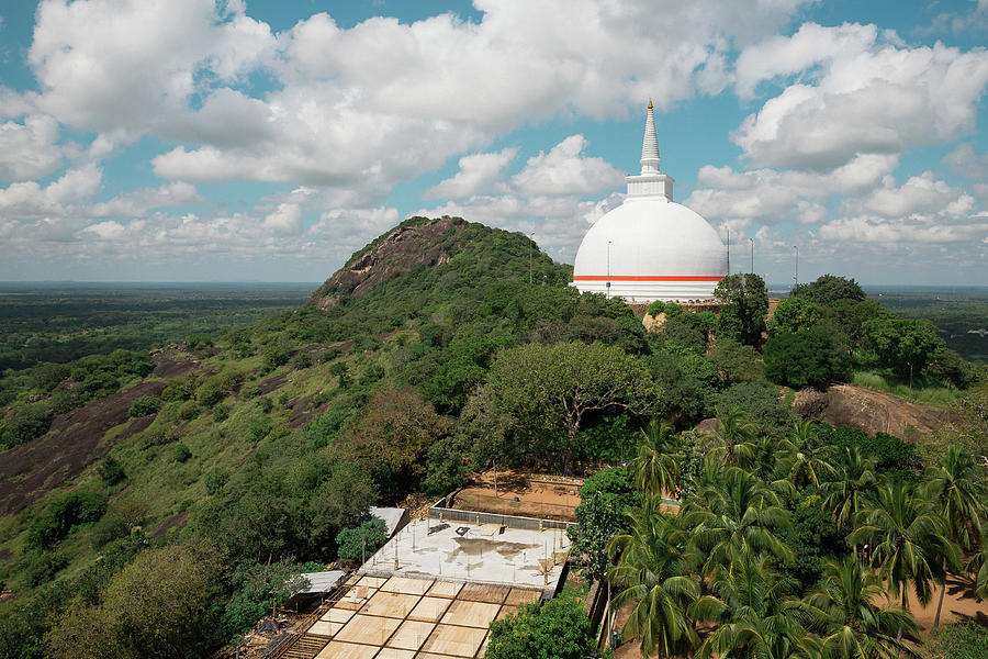 1-maha-stupa-in-mihintale-blaz-gvajc